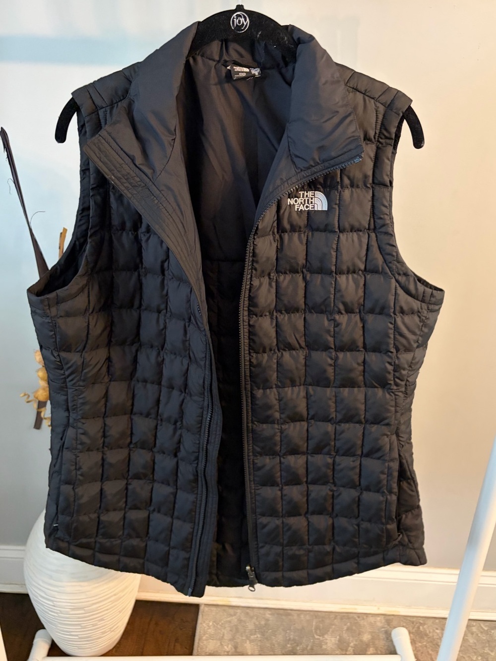 The North Face Women's Black Quilted thermoball Packable Vest size large